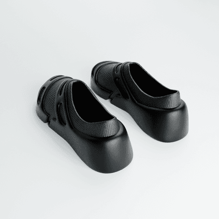 LOUERS turned three quarters from behind, the heel and the outer slots together